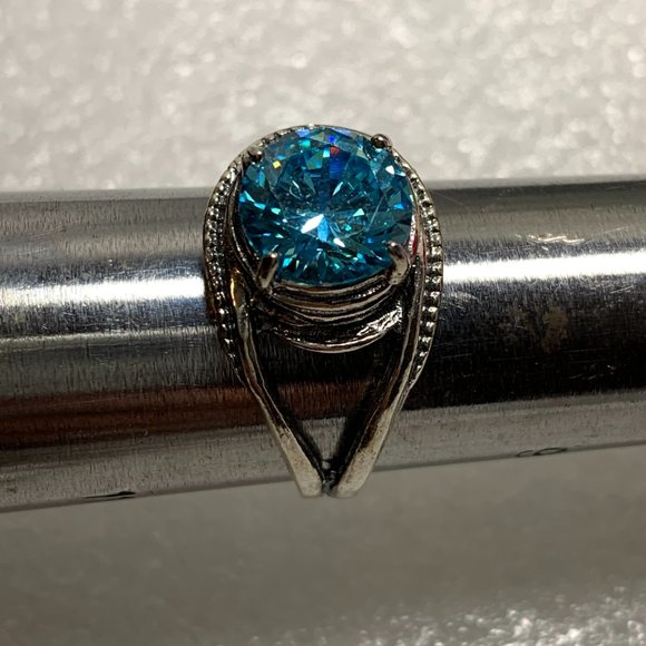 .925 Sterling Blue Topaz Ring. Size 10. Preowned. (566) - Picture 2 of 6